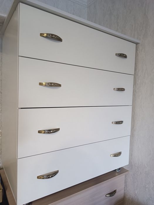 Комод белого цвета очень вместительный