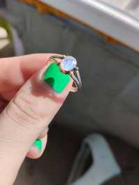 Сребърен пръстен с естествен лунен камък