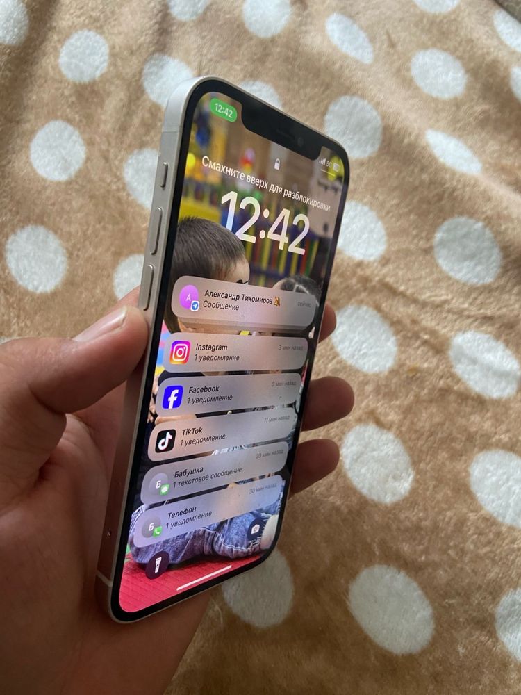 Продам IPhone 12 в хорошем  состояний кроме заднего стекла