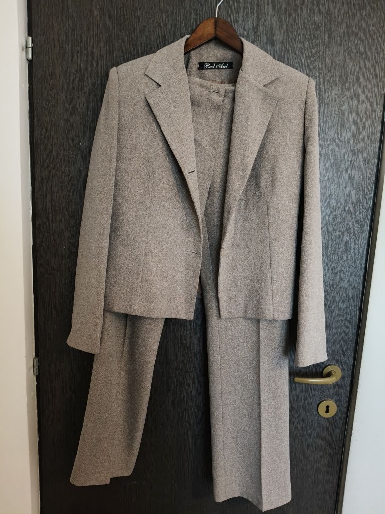 Costum subțire și elegant