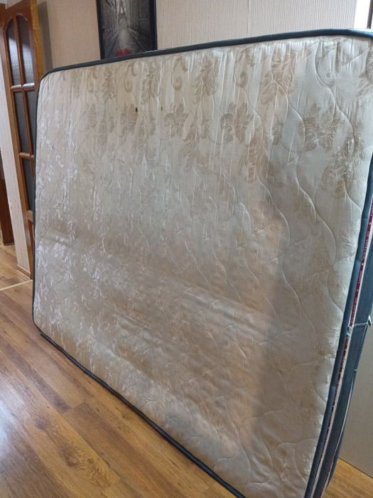 Отдам матрас бесплатно.