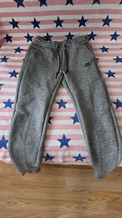 Pantaloni Nike Tech gri Marime M