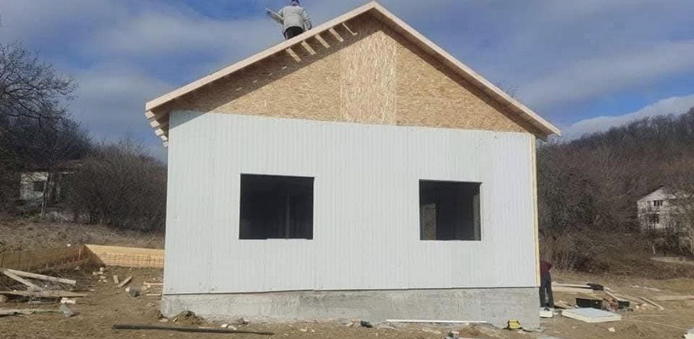 Vand casa de locuit pe structura metalica