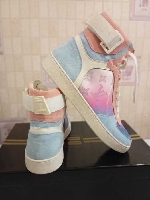 Продам новые кроссовки