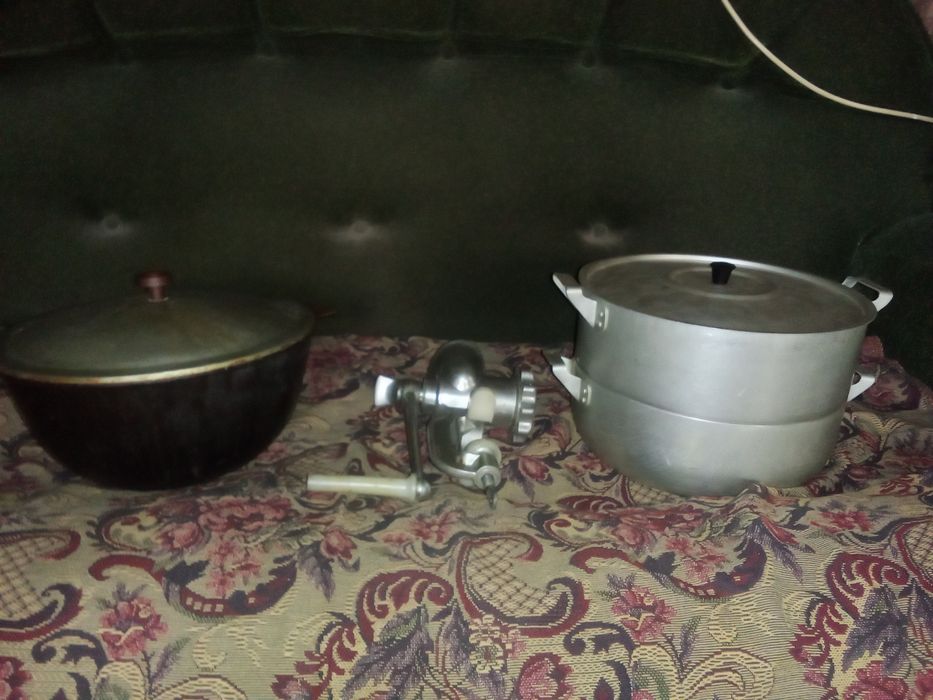Казан, мантница, мясорубка.