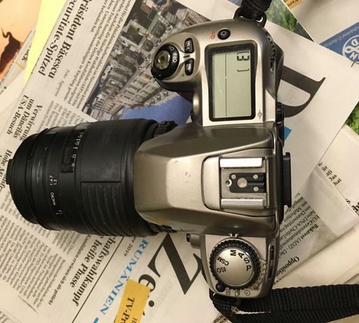 Nikon F80 (aparat foto pe film) argintiu