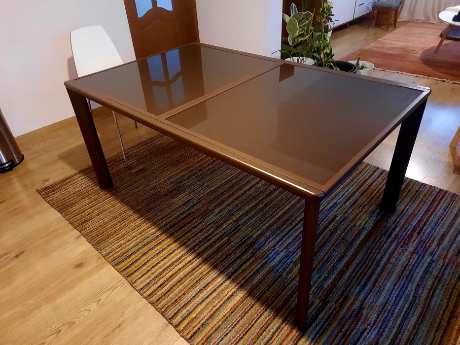 Vând masa extensibila  230cm