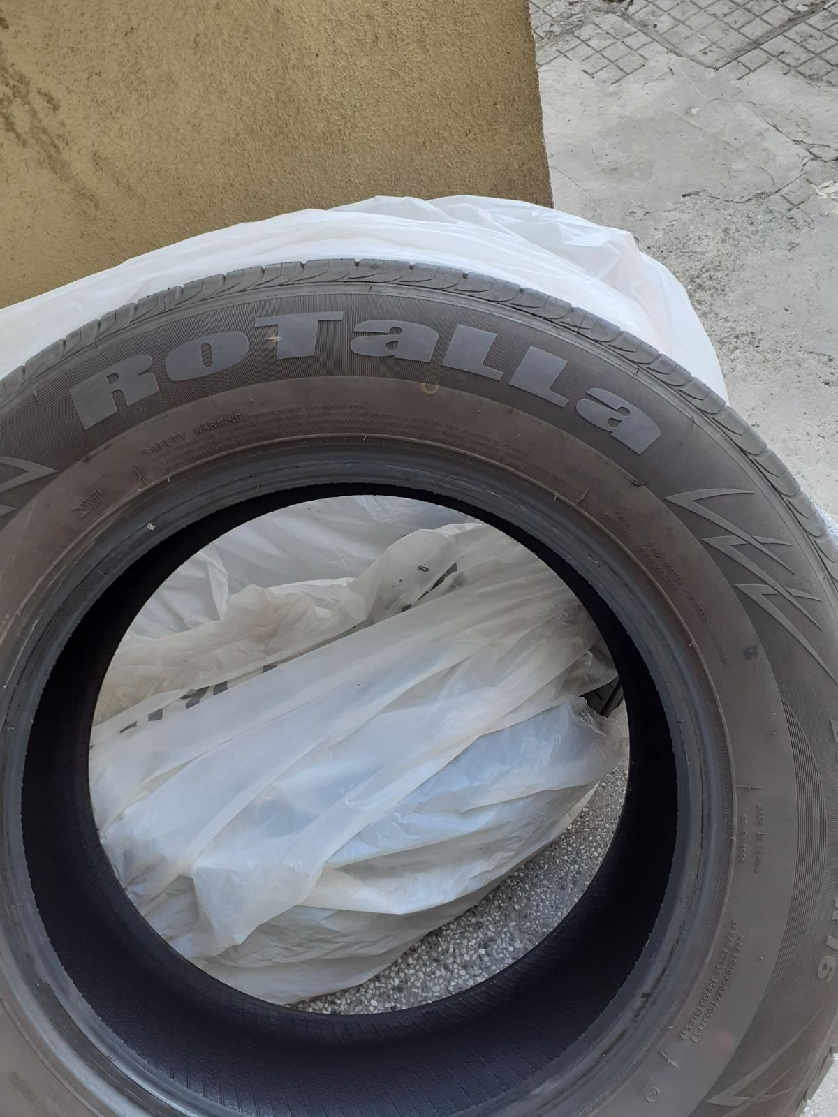 Продавам почти нови гуми Rotalla 215/65/16 -2 бр  и 4 бр. Зимни falken