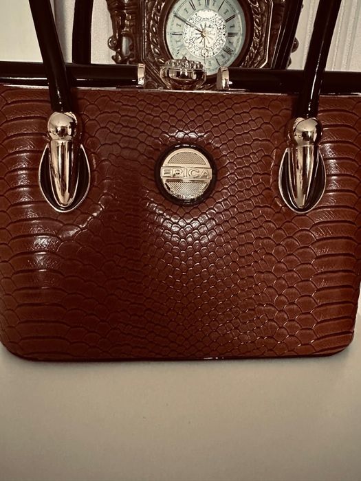 Geanta / poseta , firma Epica , piele lacuita , culoare maro