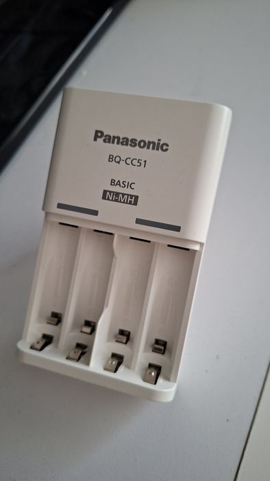 Încărcător acumulatori AA si AAA, model Panasonic