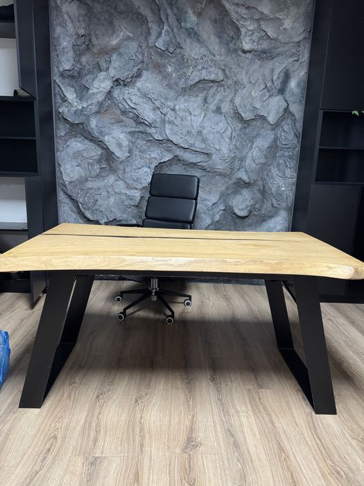 Дизайнерский стол из массива