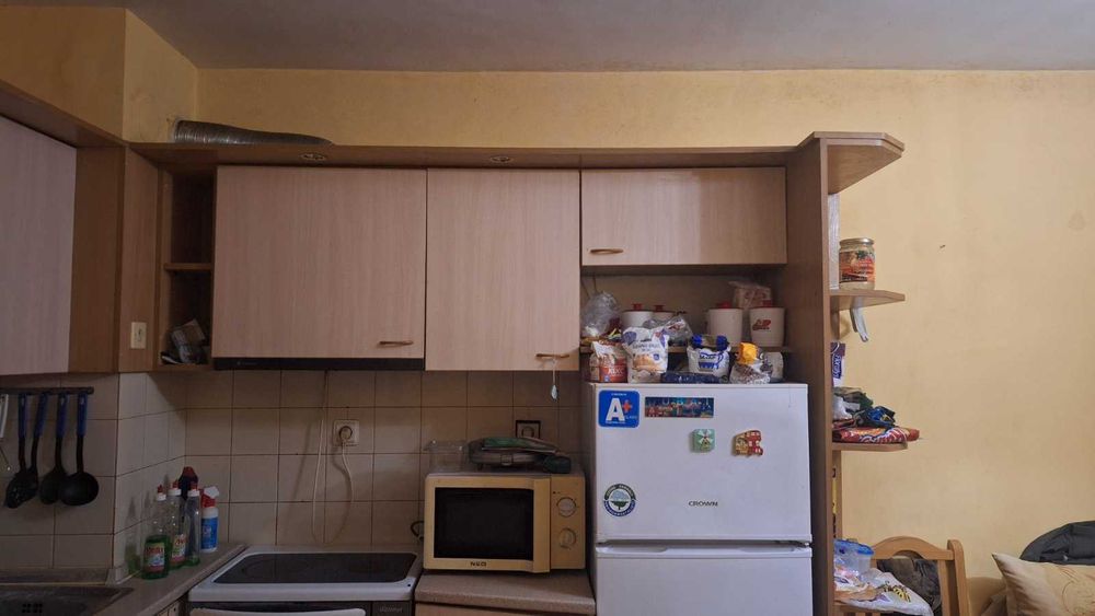 Продавам кухненски шкафове холна секция и спалня,и диван