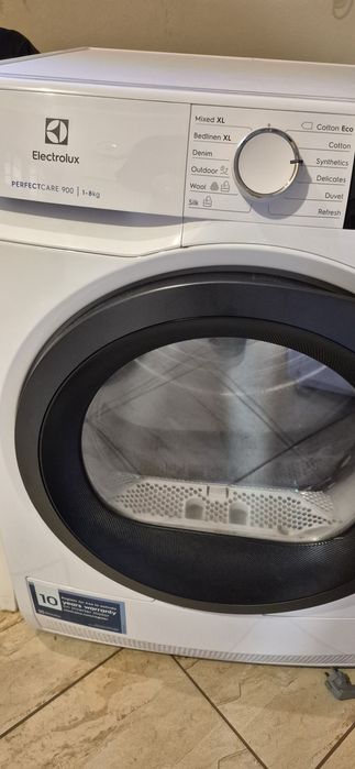 Vând uscator rufe Electrolux