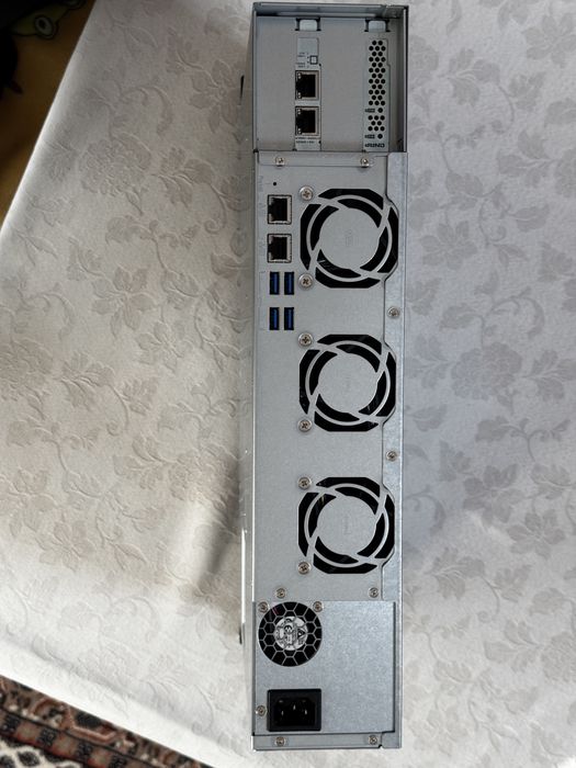 Продавам NAS QNAP TS-855eU-8G 64Gb + QXG-10G2TB + QM2-2P-344A