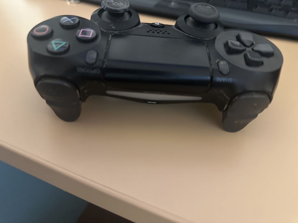 Ps4 slim cu maneta si 2 jocuri