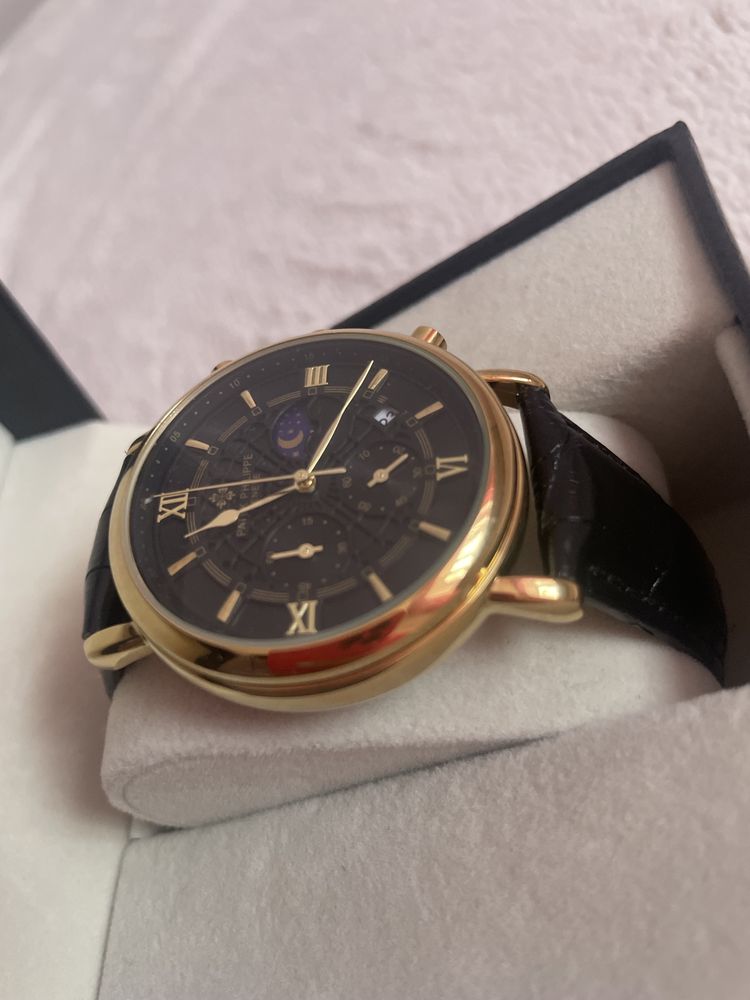 Часы Patek Philippe новые чёрного цвета с золотой оправой