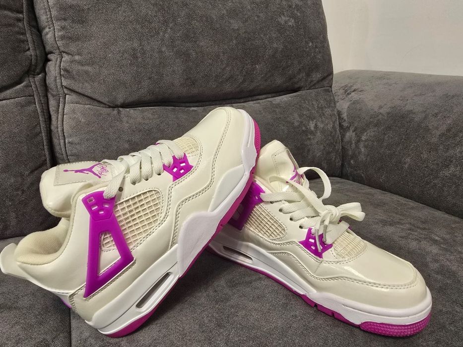 Jordan 4 Retro Hyper Violet nr 36 int 23 cm  preț 400 lei