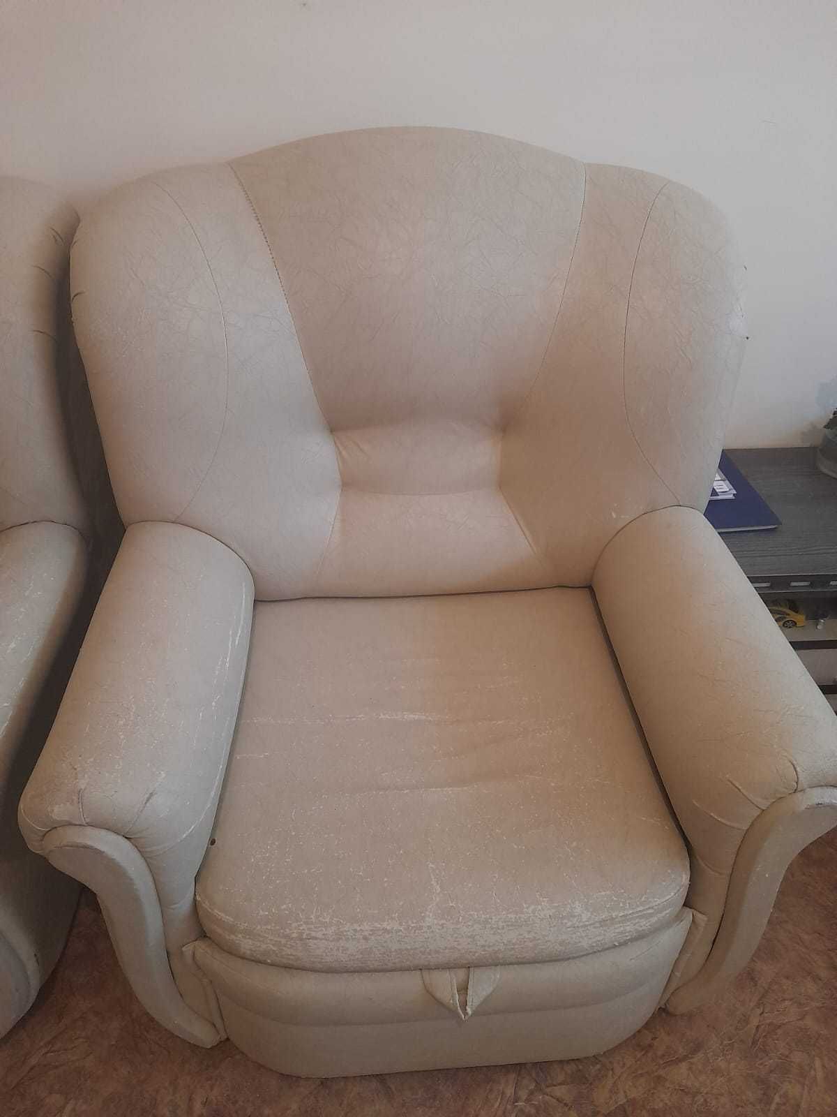 Продаю диван, кресло с чехлом