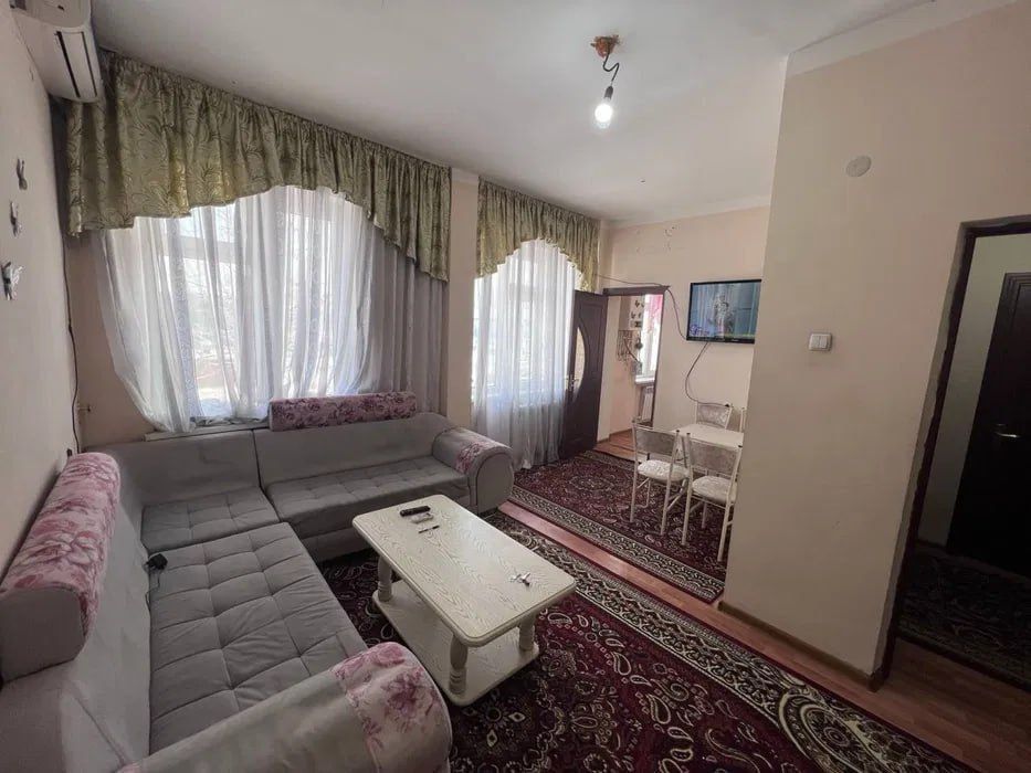 2/1/7 (1 этаж). Сергели 6а. Дом кирпичный, квартира 45 м², не торец.