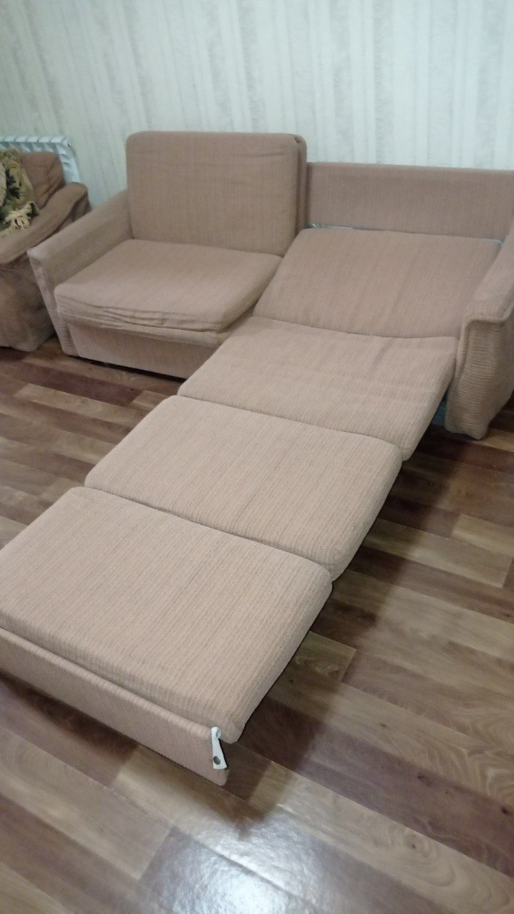 Мягкий диван и два кресла