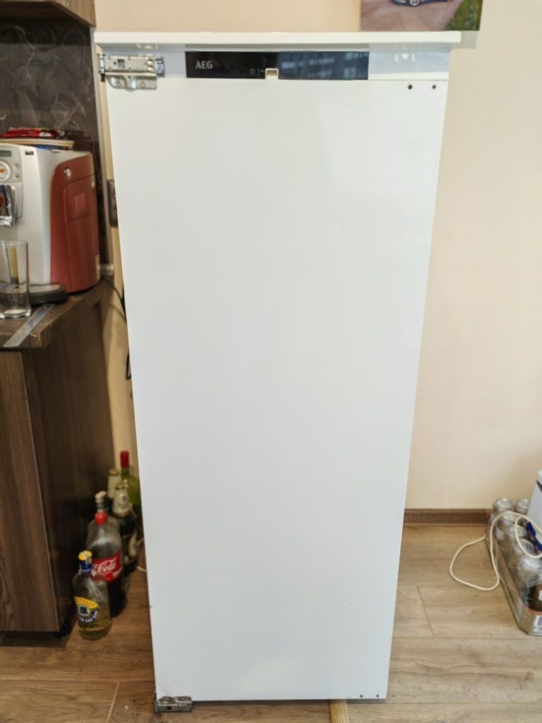 Хладилник за вграждане AEG