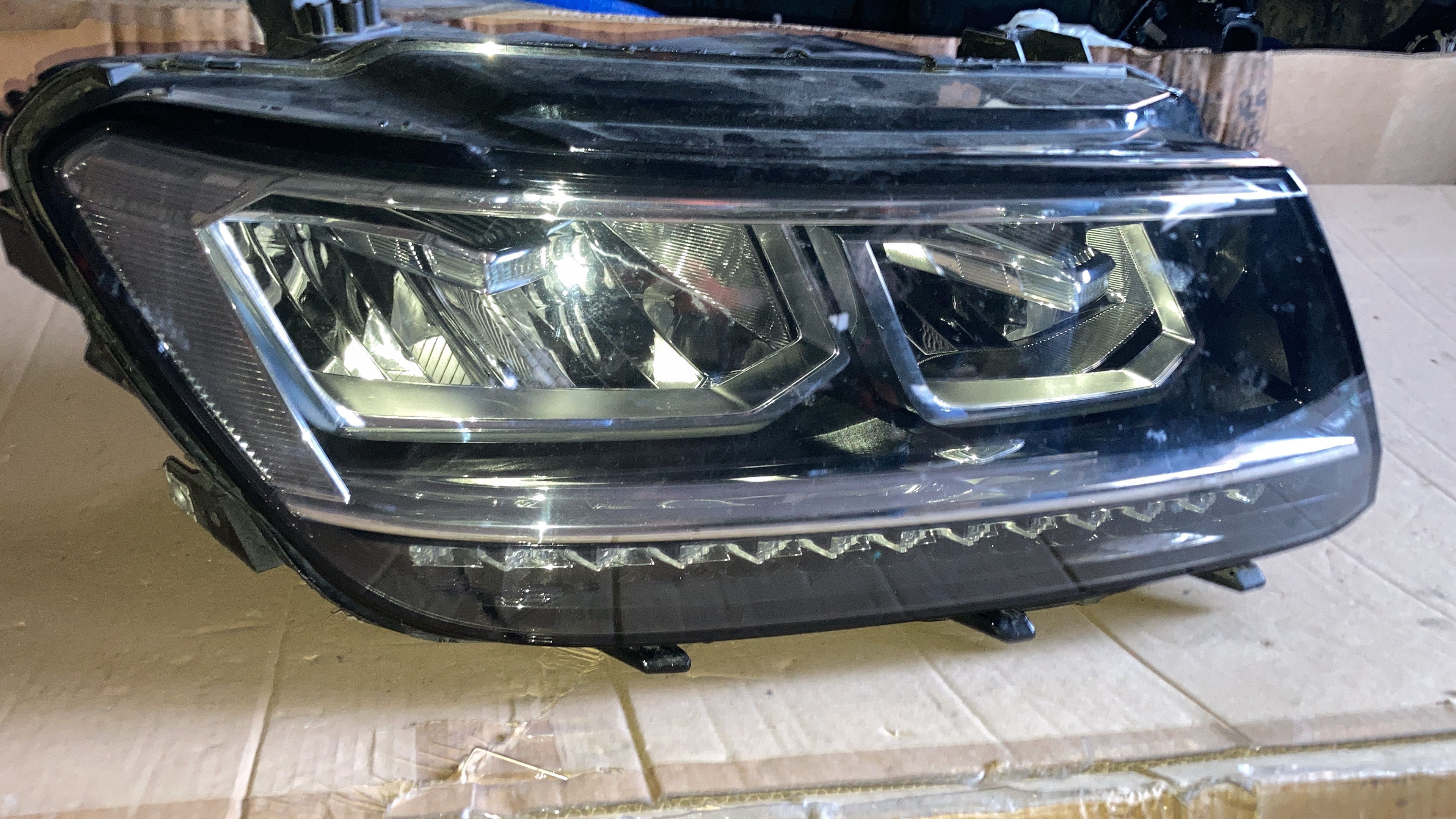 Far VW Tiguan 2 5N 2016 , 2017 , 2018 , 2019 , 2020 far dreapta Led