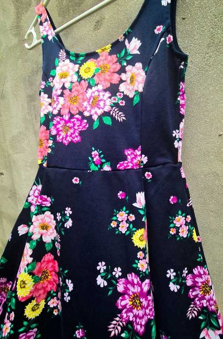 Rochie H&M neagră cu imprimeu floral, talie înaltă, mărime XS/34