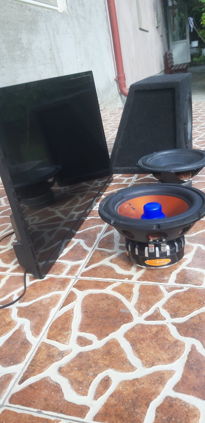 Două boxe difuzoare pentru subwoofer