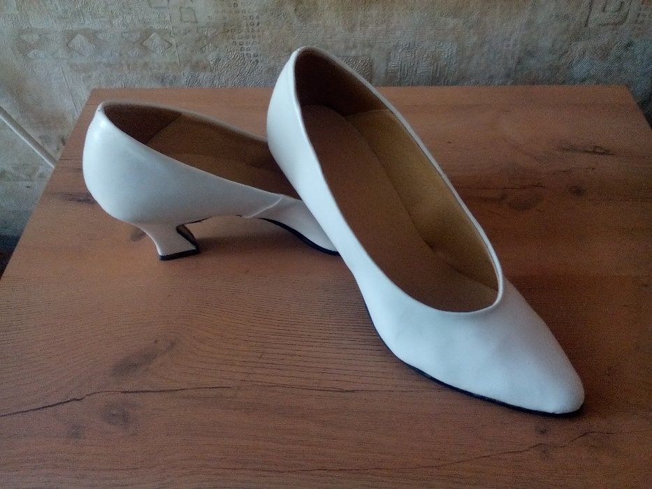 Бели дамски обувки № 37