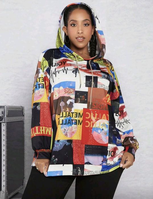 Стилен суичър с качулка и многоцветна щампа – чисто нов, с етикет