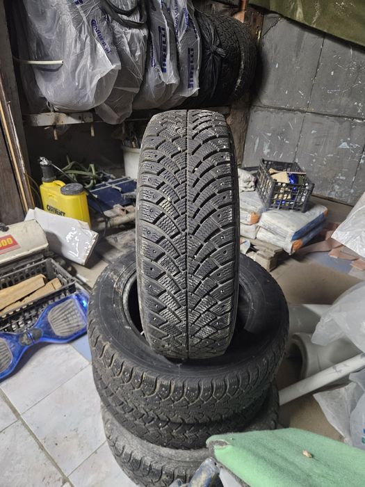 Продам зимние шипованные шины 185/65/15