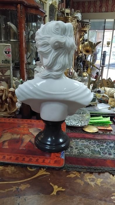 Мраморни бюстове!