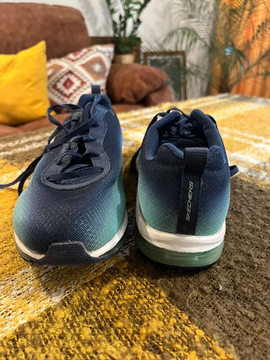 Маратонки Skechers.