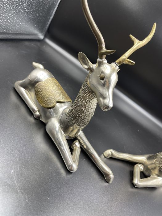 Doua capre din alama argintata, gravate