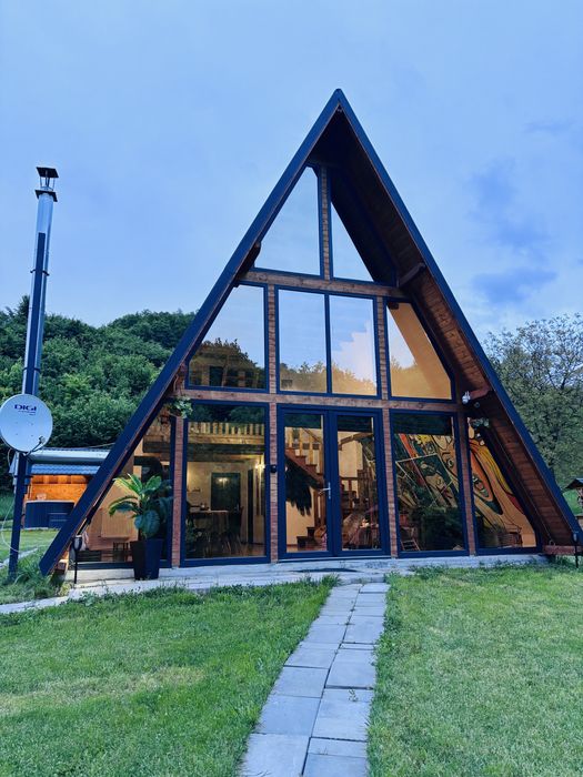 Cazare Lion Cabin & Kong Escape(cabana a frame/ tiny house)