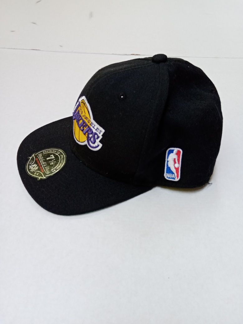 Шапка с козирка на Lakers