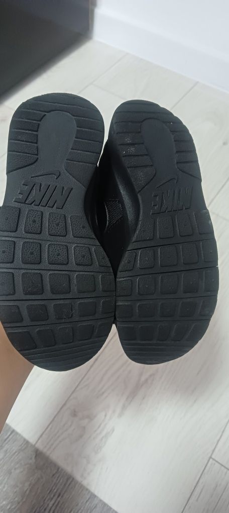 Adidași     Nike