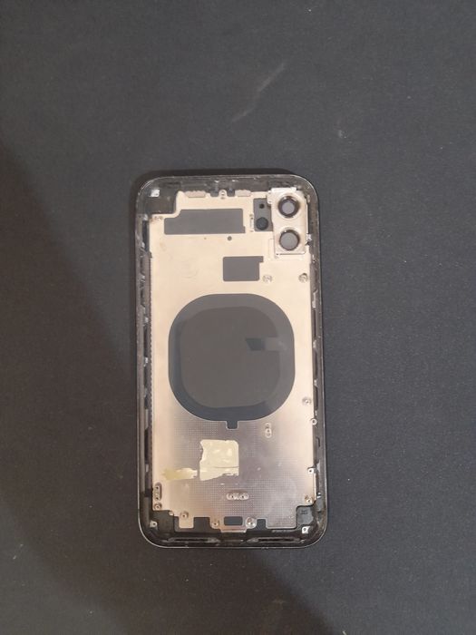 Carcasa iphone 11, negru prezinta defecte