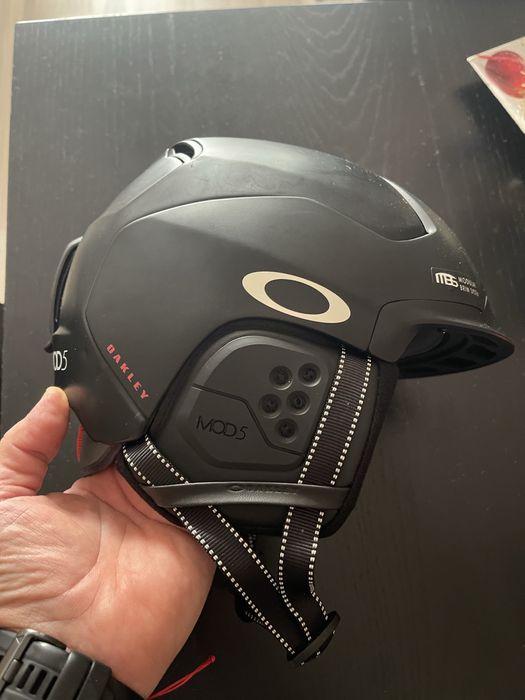 Ски каска OAKLEY MOD5