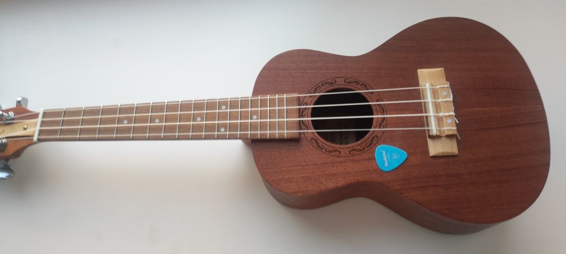 Продам ukulele новый