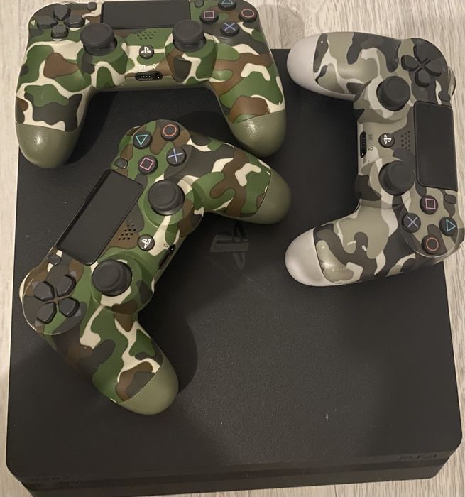 Vand ps4 cu  3 manete si 10 jocuri