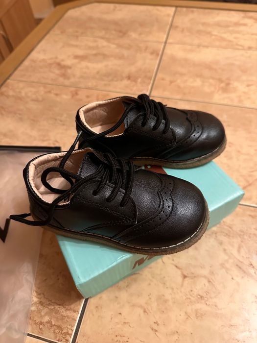 Vând combinezon , vestă si pantofi copii