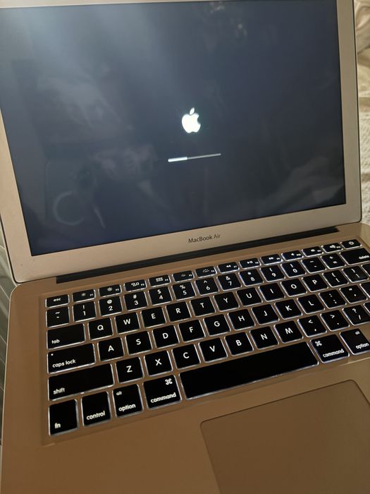Продавам MacBook Air 13
