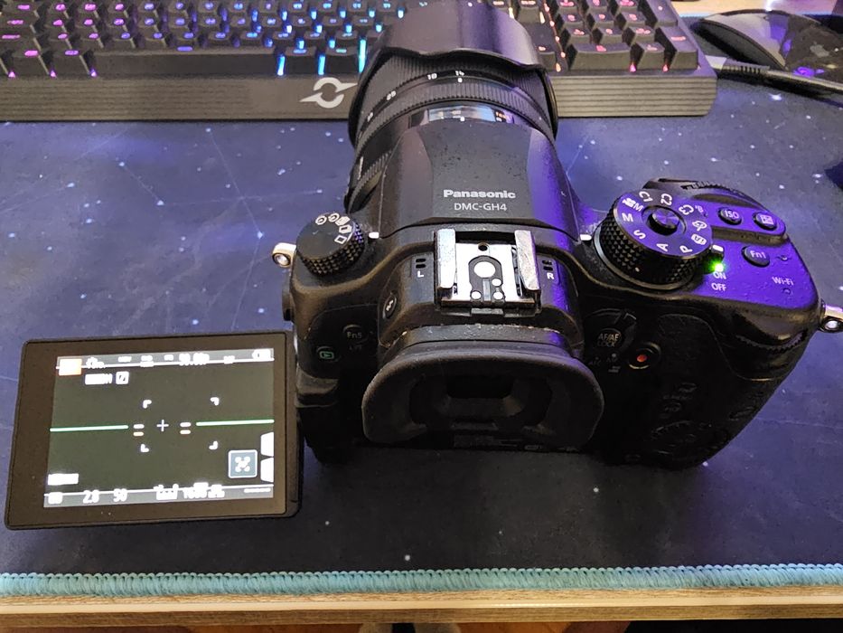 Panasonic gh4 cu 2 obiective și 4 acumulatori