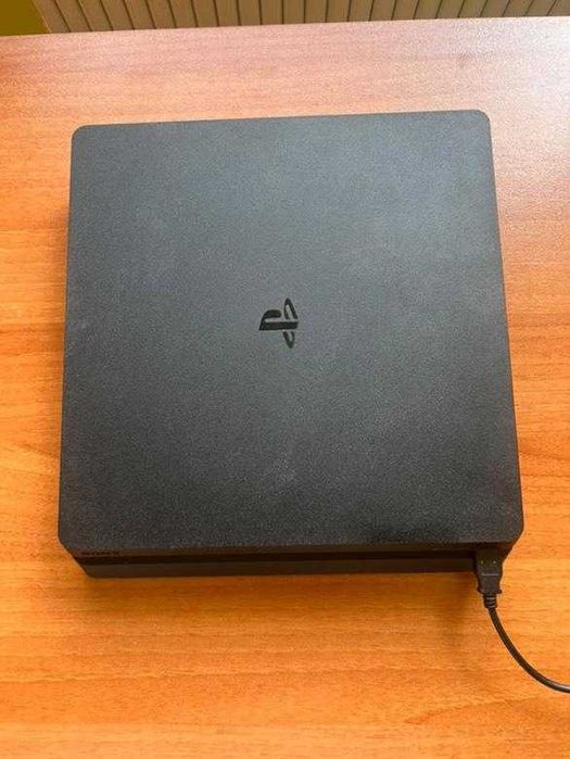 PS4 Slim 500GB + 2 джойстика + 5 игри