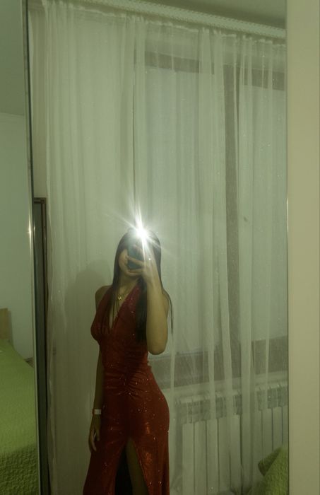 Красное блестящее платье в пол