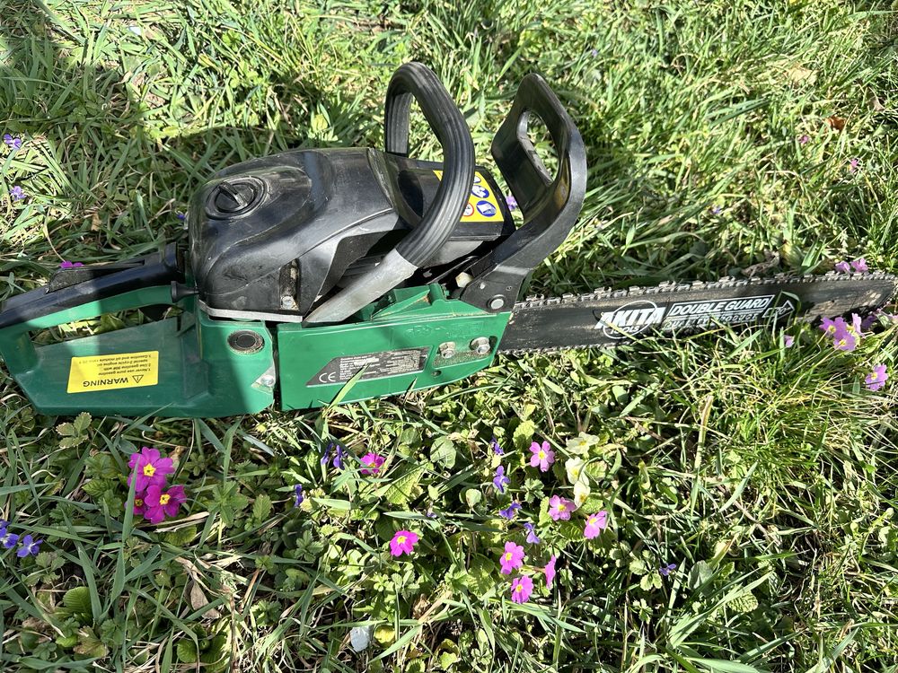 Продавам бензинова резачка  Akita 50 см верига