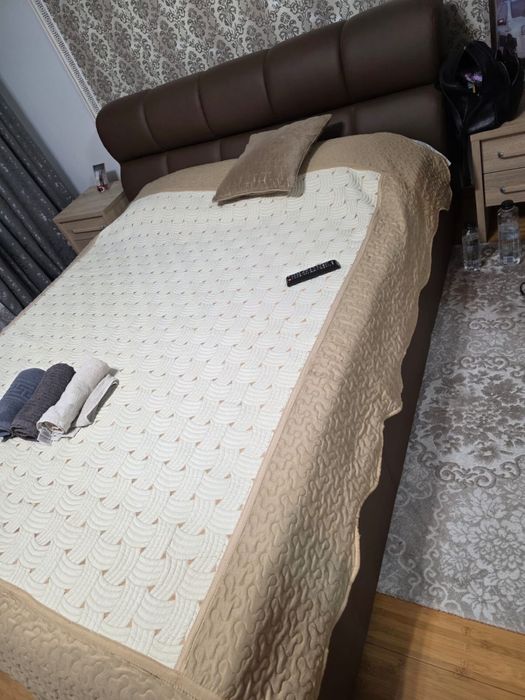 Dormitor(pat,doua noptiere,comoda tv )