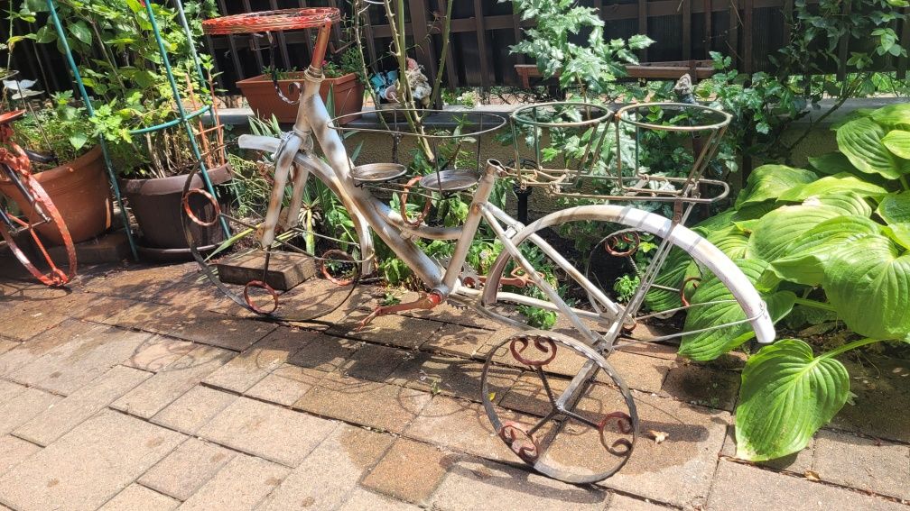 Vând bicicleta metalică ornamentala suport flori