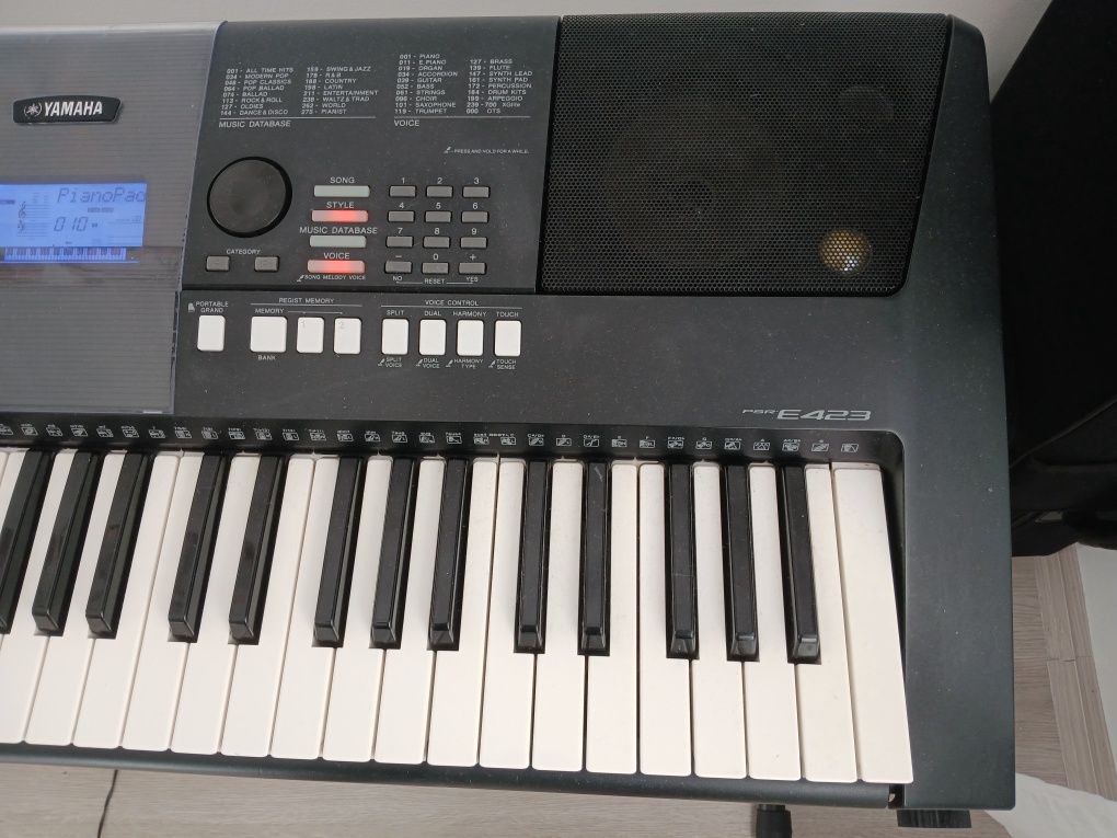 Sintetizator Yamada PSR E423